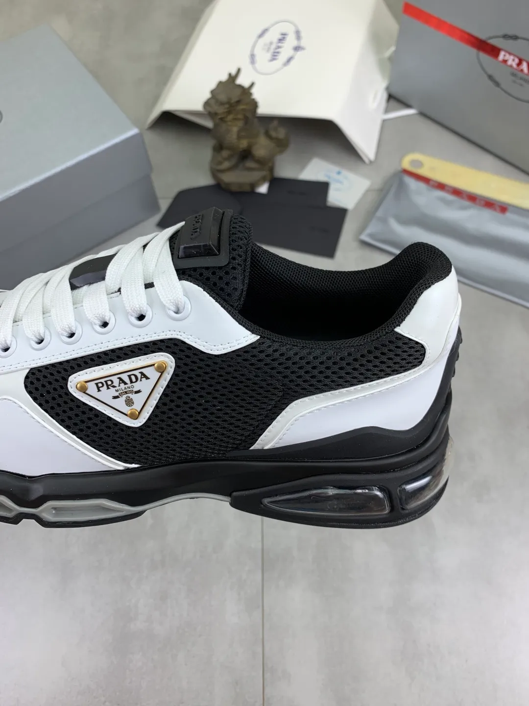 Men's men's shoes 💰P660 💰[New model] The top version is now available on the official website, 🆘 Air-cushion shock-absorbing thick-soled trendy brand (Prada) is the main popular model, avant-garde and versatile fashionable men's shoes, private version mold opening, cowhide surface splicing 1:1.. Simple fashion, original imported cowhide feet; the atmosphere and personality are more fashionable, eye-catching and pursuing class. It will subvert the old idea and be a must-have for fashion trendsetters with you! Must keep it for yourself ! Tall and comfortable, large and low, high-end quality workmanship. Code number: 38-45; 4 colors available.